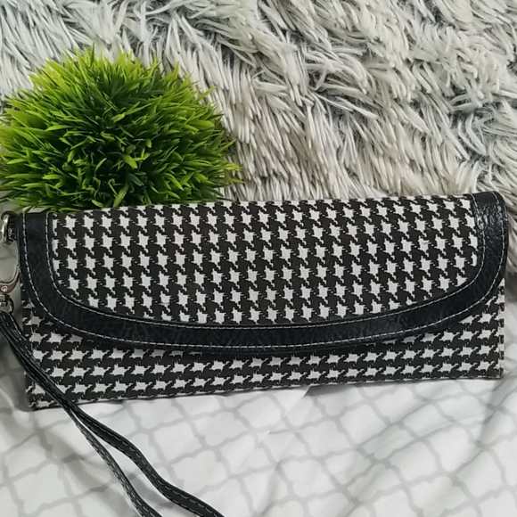 Handbags - ❤Houndstooth clutch NWT